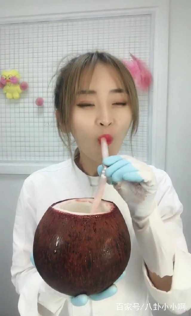 凯发k8,甜点师小姐姐喝椰子汁没想到连壳也要啃原来是椰子有玄机