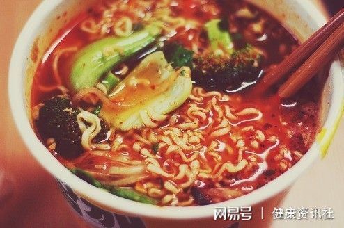k8凯发,4种比泡面还脏的食物火腿肠只能垫底第三女孩子包里都有
